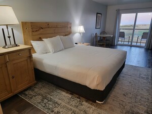 Hotel Room - Top Floor with Ocean View and Balcony - King - Non Pet Friendly Photo 4